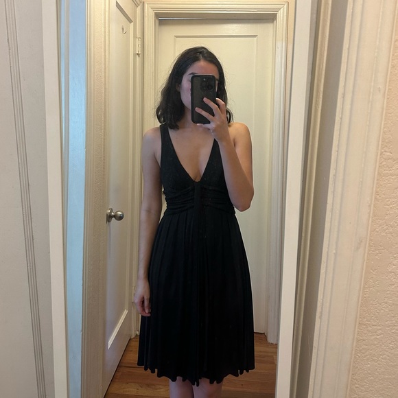 Diane Von Furstenberg Dresses & Skirts - Diane Von Furstenberg Black V-Neck Sleeveless Fit n' Flare Dress